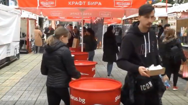 Храна, музика и забавления на ''Улицата на готвачите'' във Варна (ВИДЕО)