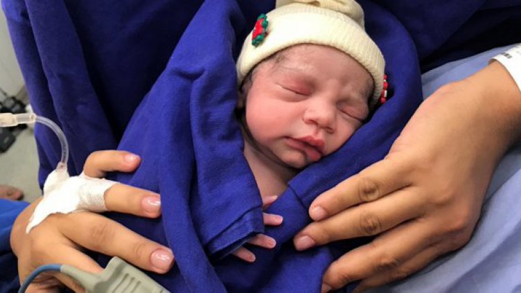 Роди се първото бебе след присаждане на матка от починал донор