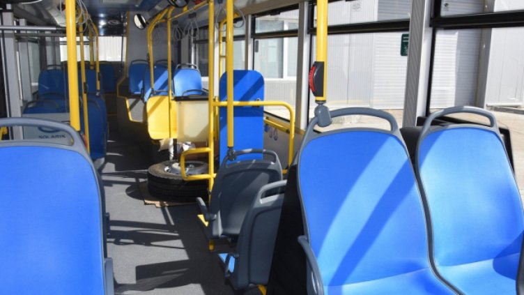 Шофьор на автобус във Варна потегли рязко и събори пътничка