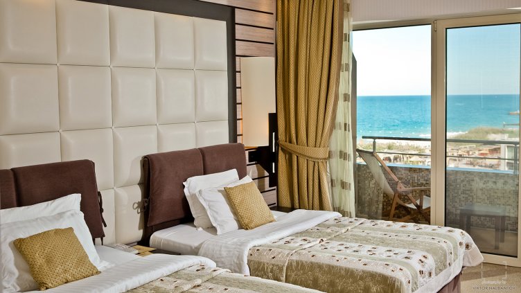 Хотелите по морето по-солени това лято