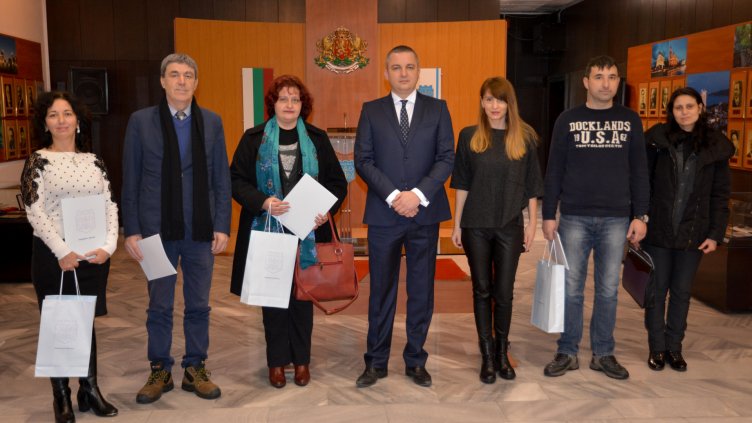 Наградиха сградите с най-красива коледна украса