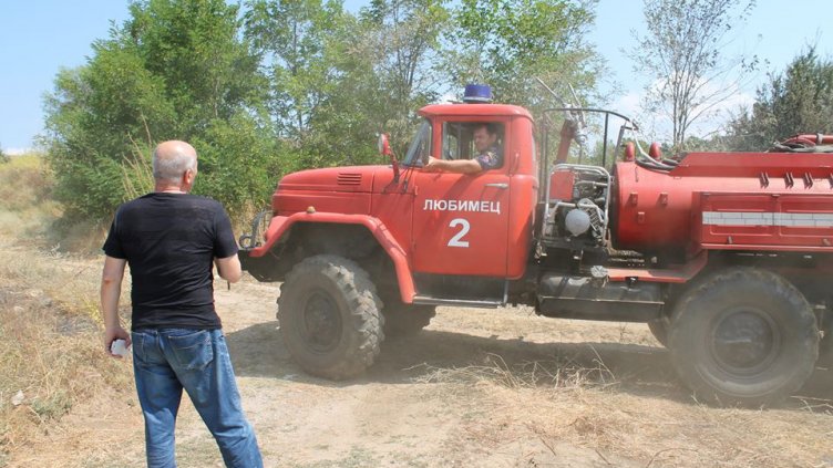 Жега и силен вятър затрудняват гасенето на пожара в Сакар планина