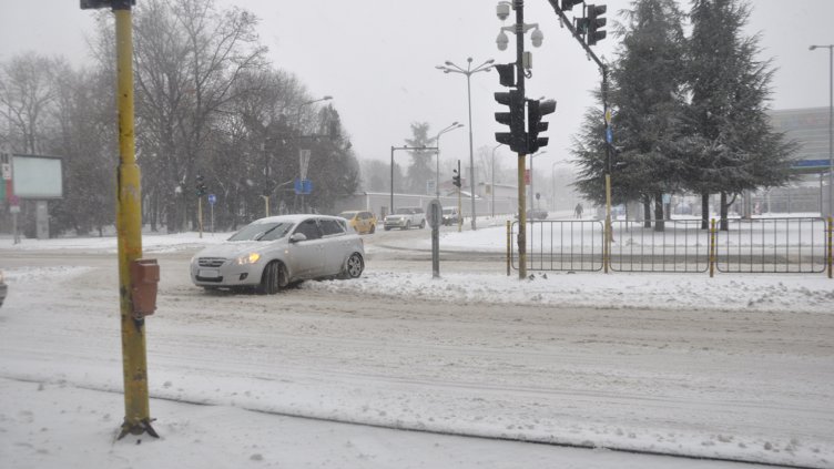 Спазват ли правилата за движение варненци в снежния Йордановден