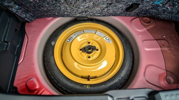 Пукате гума и изненада, имате "патерица". Колко далеч може да карате?