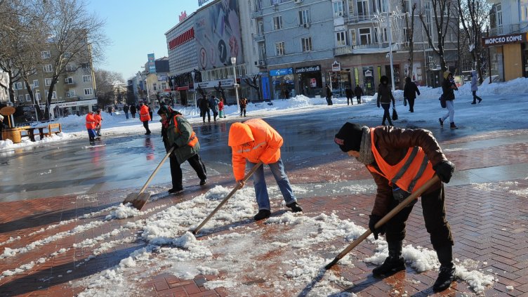 Почистването на Варна от снега продължава (СНИМКИ)