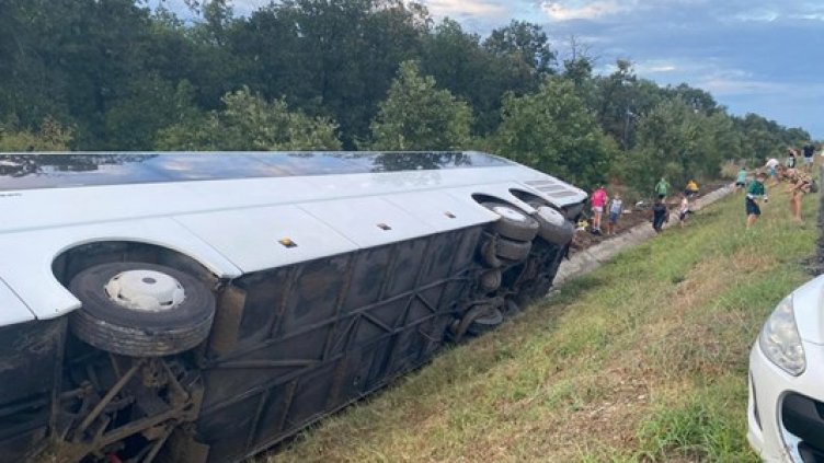 Сръбски автобус с деца се обърна на АМ "Тракия"