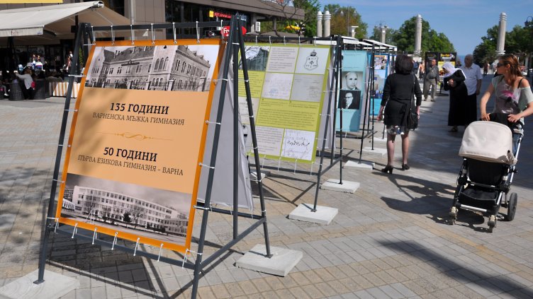 Варненци проявиха интерес към изложбата още в деня на откриването й. Снимка Пламен Гутинов