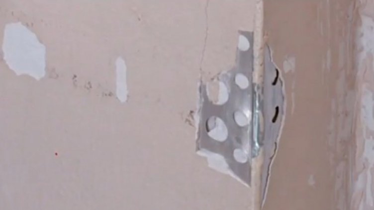 Падаща мазилка и легла на 20 години в Детската болница в София