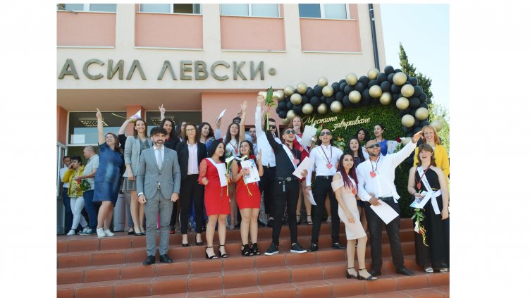 Успешно завършване на първия випуск от професионалните паралелки в СУ &bdquo;Васил Левски&ldquo; в Девня (Снимки)