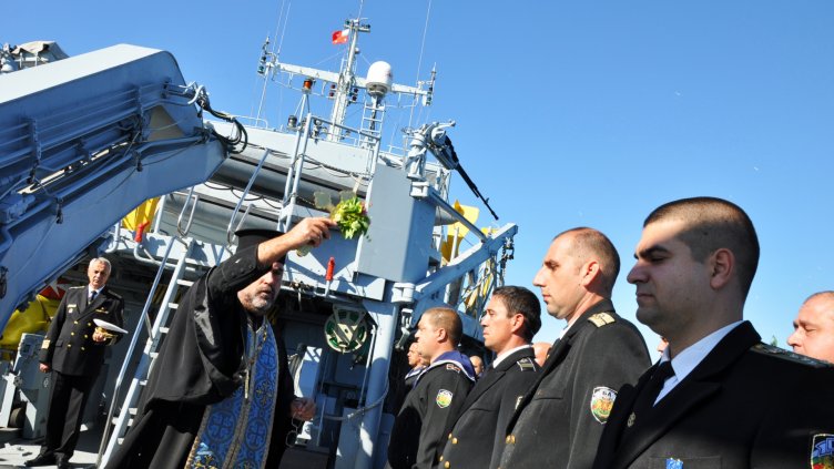 Молебен за здравето на екипажа бе отслужен на минен „Ловец „Цибър“