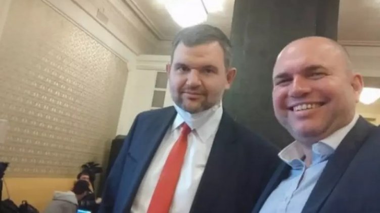 Народен представител подаде оставка след селфи с Пеевски