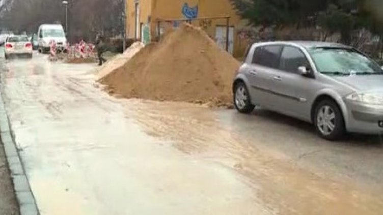 В кв. "Чайка " във Варна газят в кал и чакъл