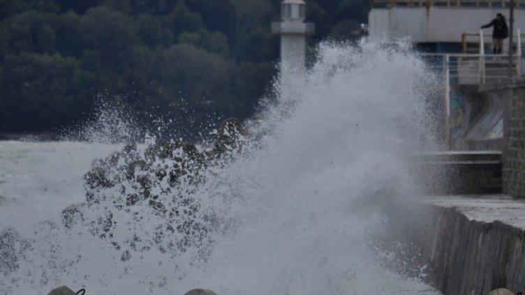 Вятър до 90 км/ч, обявиха жълт код за лошо време в почти цяла България