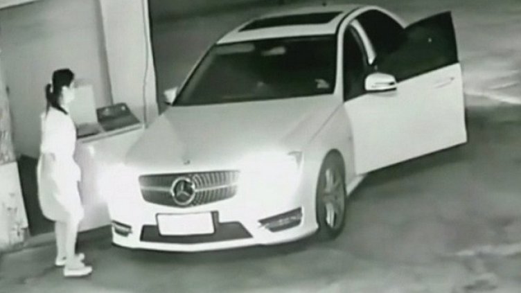 Да съсипеш "Мерцедес" от безумие! Жена зад волана с глупави маневри ВИДЕО