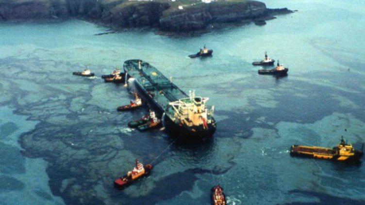 Нов център в Морското училище моделира нефтените разливи