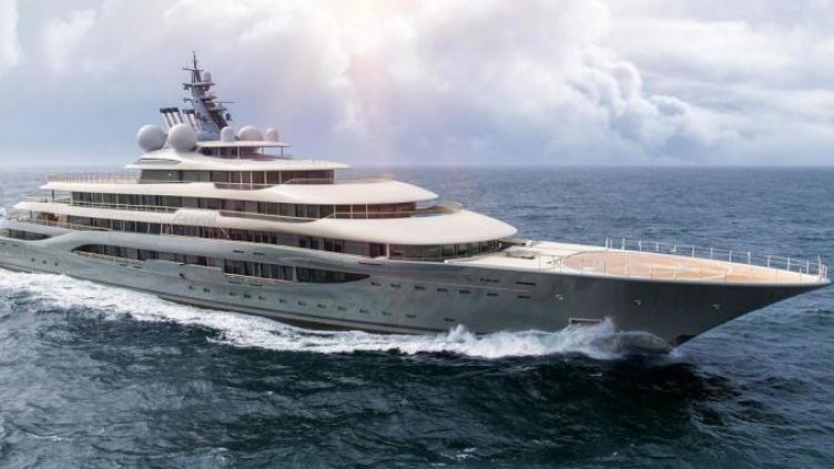 "Летяща лисица" на Безос акостира в Бодрум