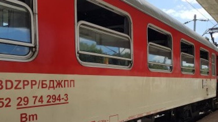 Замеряха влак с камъни, пострадаха две 19-годишни момичета