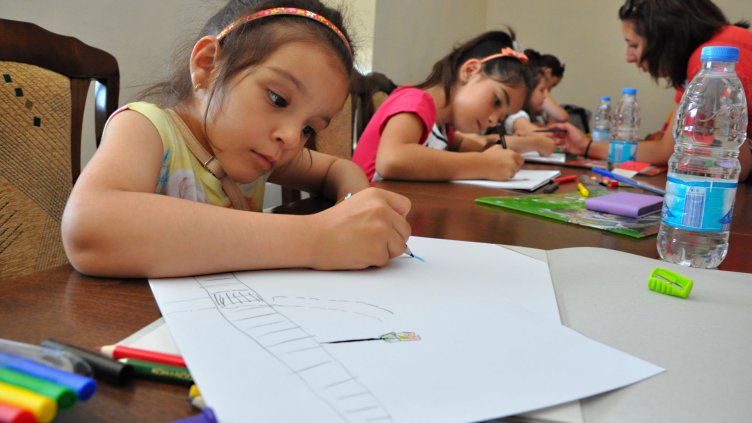 Деца рисуваха релси и влакове (СНИМКИ)