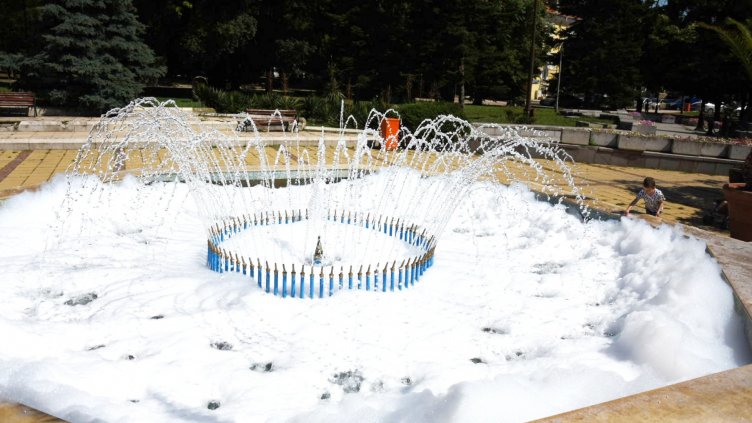 Шадраванът до общината във Варна осъмна в пяна