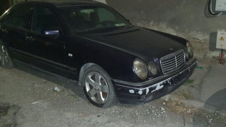 Изоставена кола във Варна, без номера, но с бележка: Не ме пипай, имам преглед!