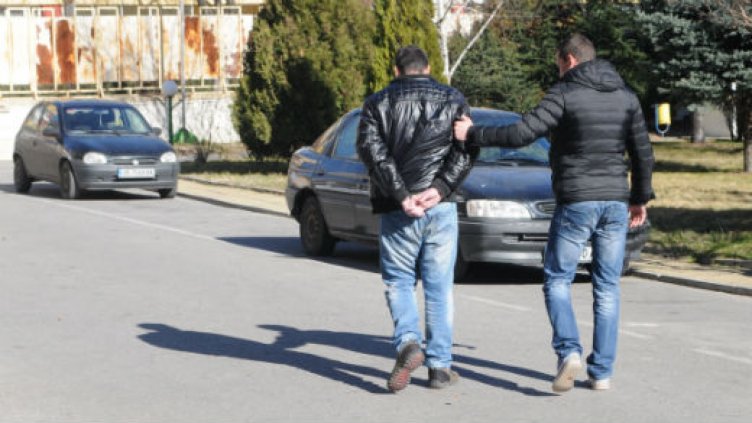 Задържаха петима телефонни измамници