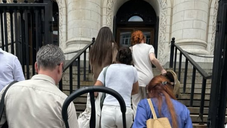 Съпругата на Коцев, невръстното му дете, сестра му Биляна и баща му Рубин на влизане в Съдебната палата в София/Снимка: Фейсбук/Благомир Коцев