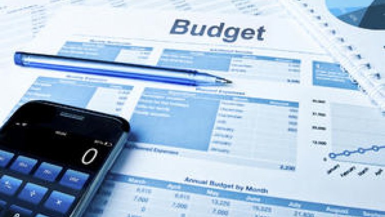 Средният осигурителен доход за февруари се понижава с близо 10 лв.