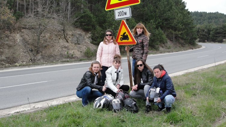 Нов пътен знак се появи край картинг-пистата