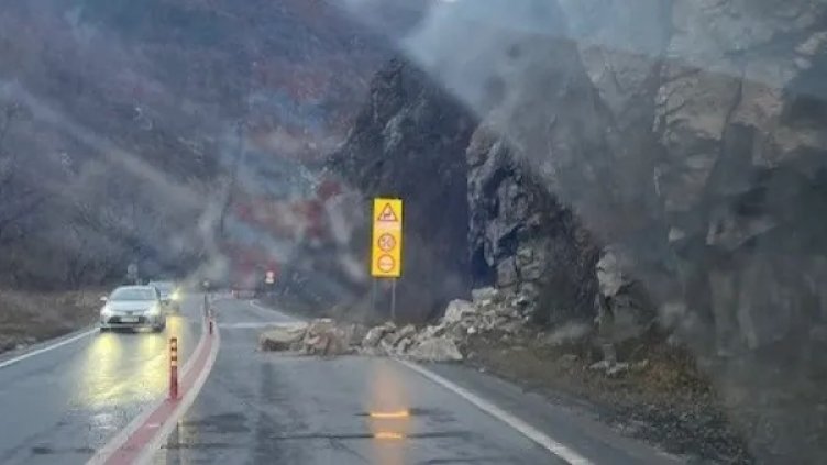 Големи камъни затрупаха участък от пътя Е79