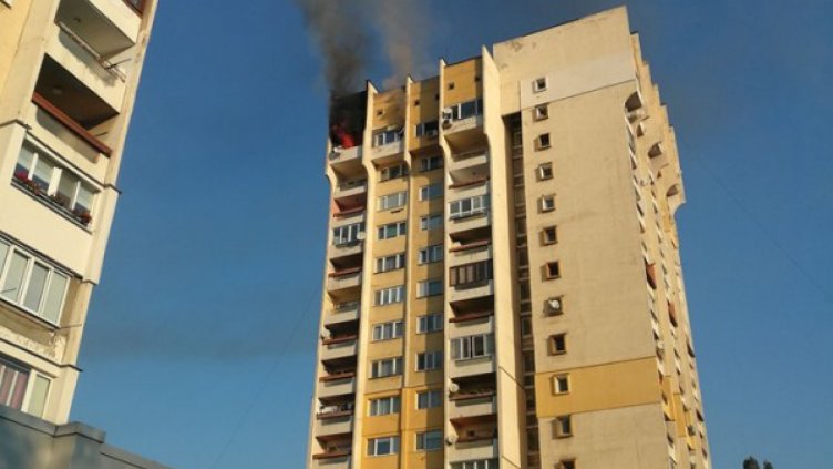 Трима души пострадаха при голям пожар в блок в София