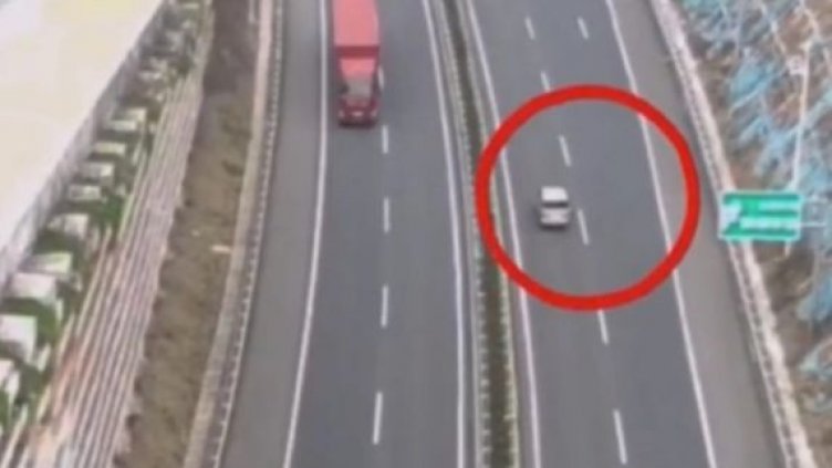 2 часа със 126 км/ч на пътя след е-драма с джаджа. Полиция разчиства пътя!