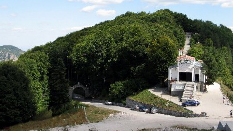 Чакат 10 000 богомолци на Кръстова гора