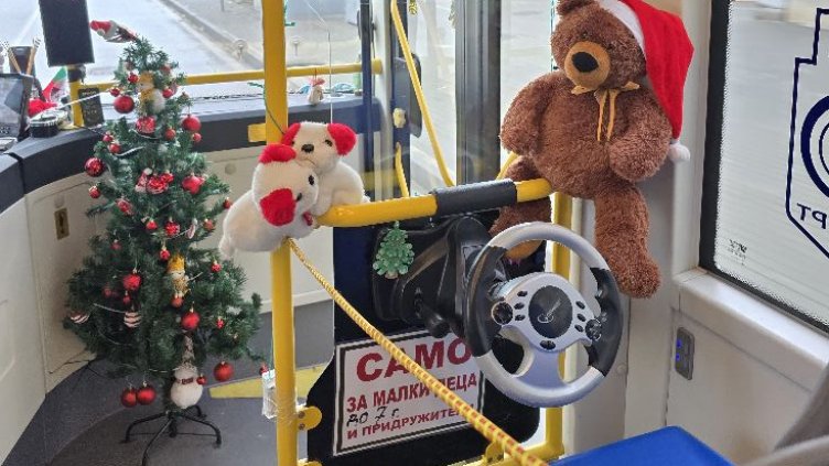 Коледно настроение и грижа за децата във варненски автобус (СНИМКА)