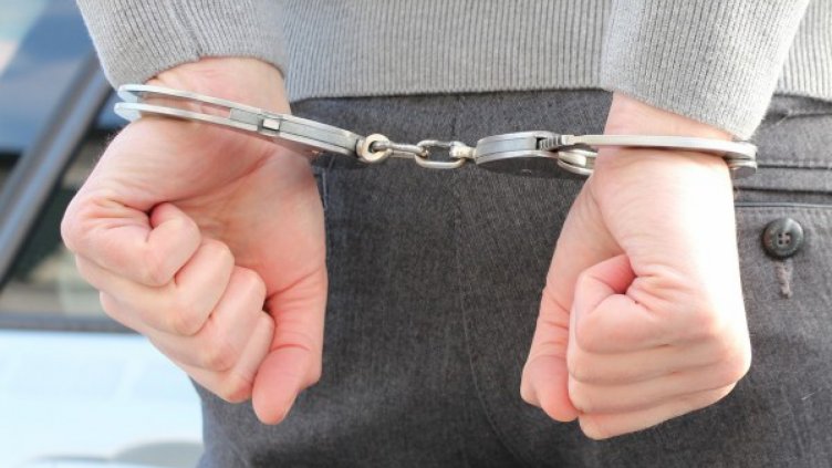 Психичноболен намушка с нож охранител и минувач