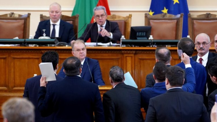 Скандали и бой в парламента, Цонев изгони Настимир Ананиев (НА ЖИВО)