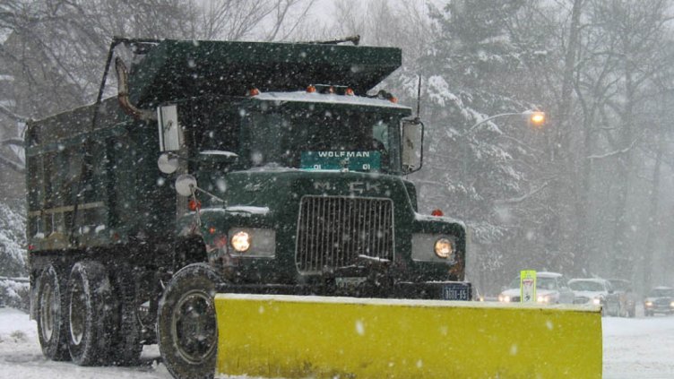 Близо 300 снегорина чистят страната