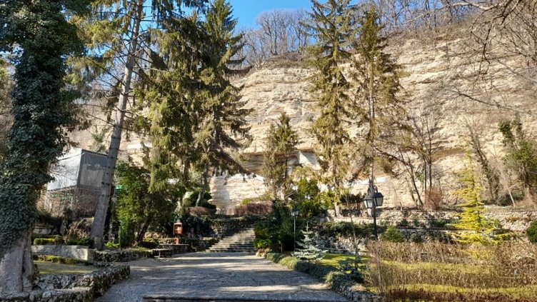 Аладжа манасти с вход свободен за Великден