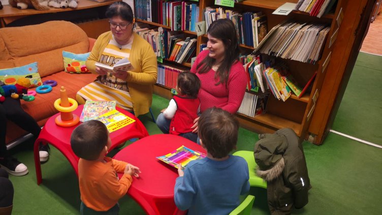 Бебе на 2 месеца е най-малкият читател на библиотеката във Варна