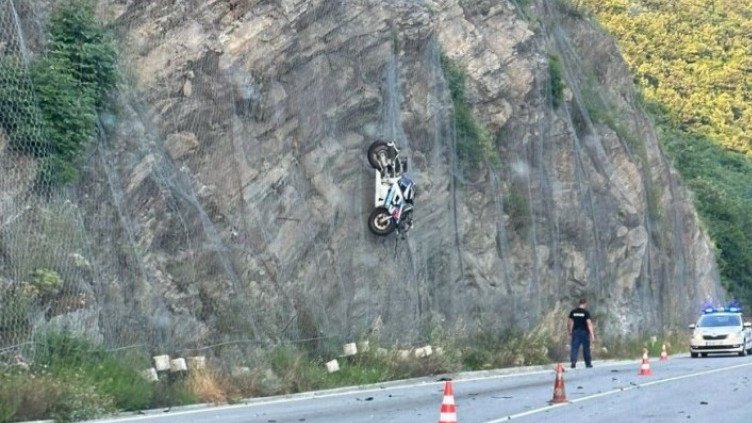 Трагедия на пътя: Двама 25-годишни мъже загинаха намясто след удар на кола с мотор