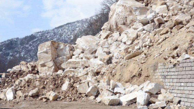 Взрив събори 100 тона скали