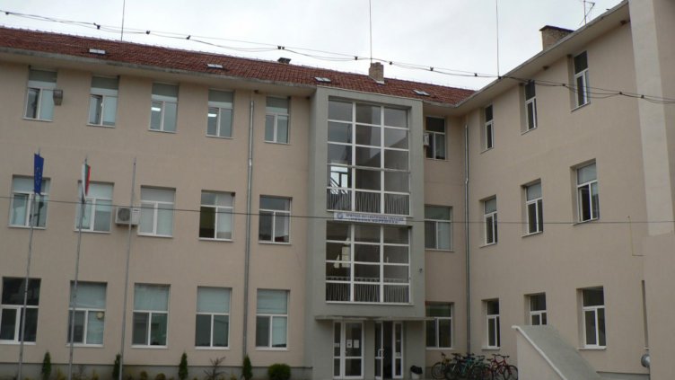 Рухна училище в Казанлък
