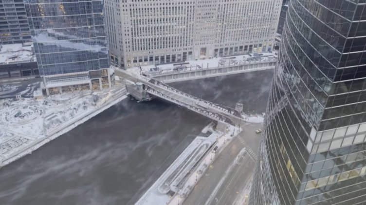 Четвърт милион американци и канадци са в ледената хватка на мощна снежна буря