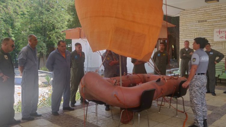 Военни пилоти се обучават във Варна за оцеляване в морска среда