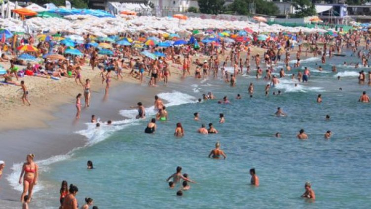 Седмицата започва с горещо време