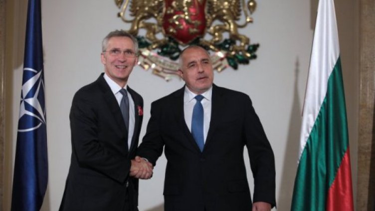 За здраве и късмет Борисов окичи с мартеница Столтенберг