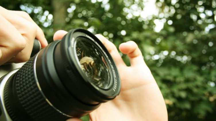 Млади хора с намалено зрение правят благотворителна фотоизложба