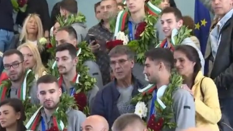 Националите ни по волейбол се завърнаха на родна земя