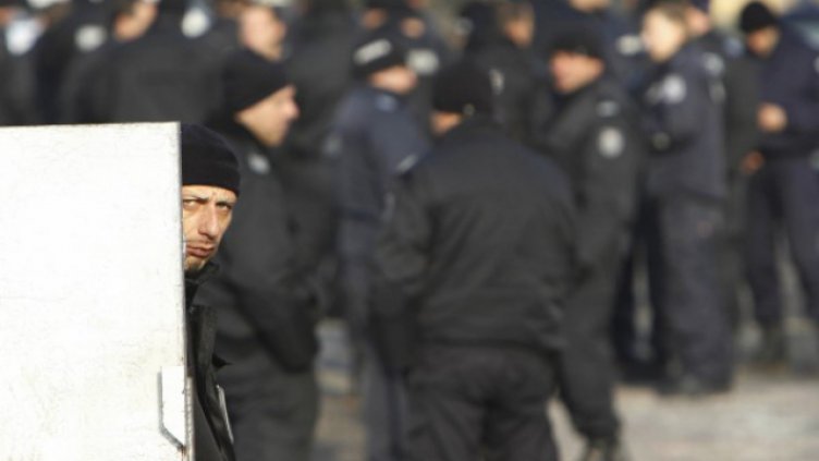 Край Монтана: Спипаха бус, натъпкан с 36 мигранти