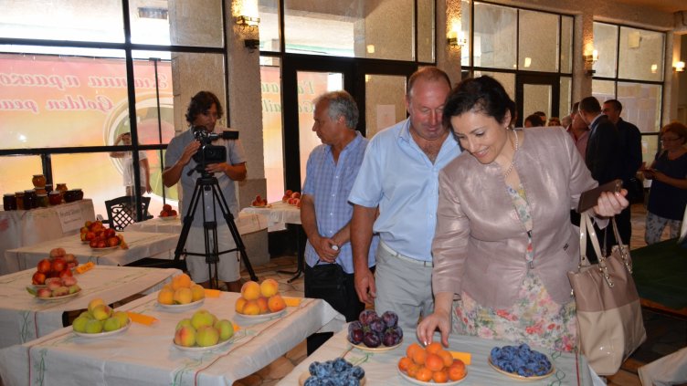 Десислава Танева: Отчитаме 16% ръст на добивите от праскови