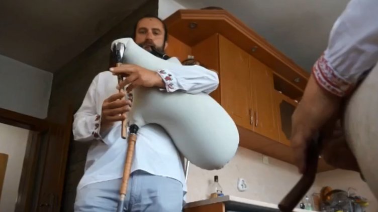 Матю – математикът, зарязал Ню Йорк и пристанал на родопската гайда! (ВИДЕО)